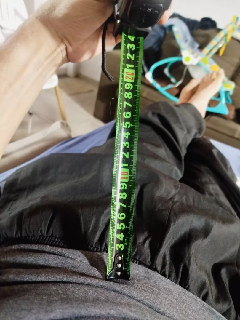 Cliente mostrando a escala verde da Trena Carbono