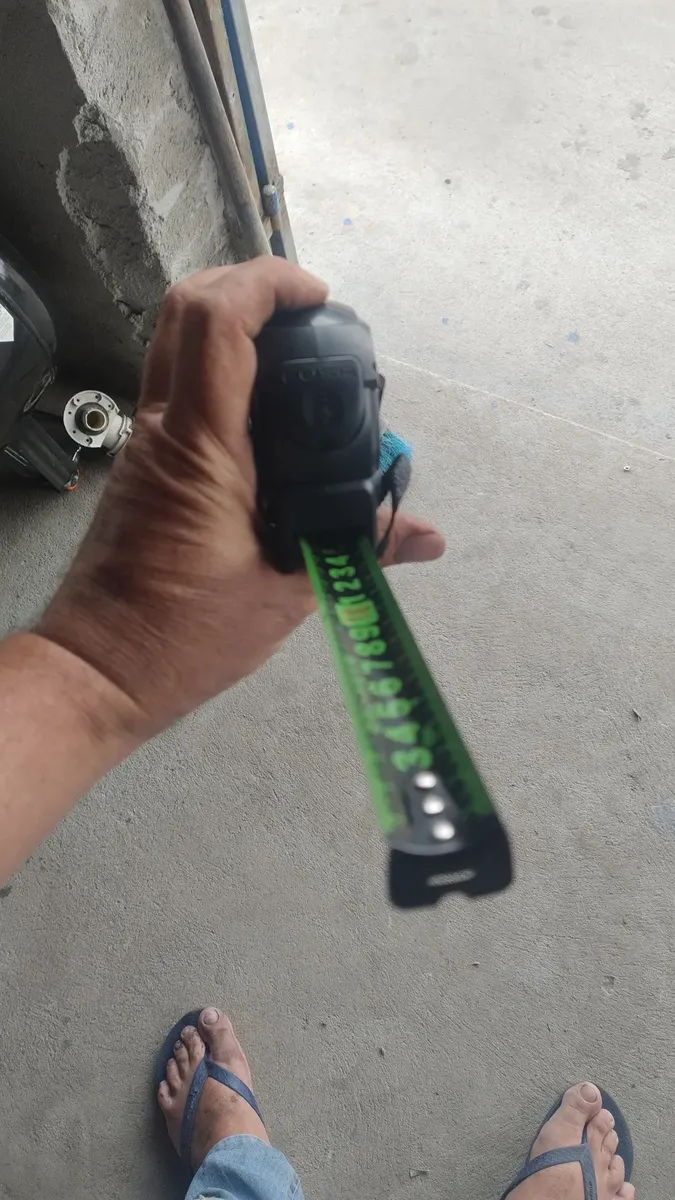 Cliente segurando a Trena Carbono com a fita estendida