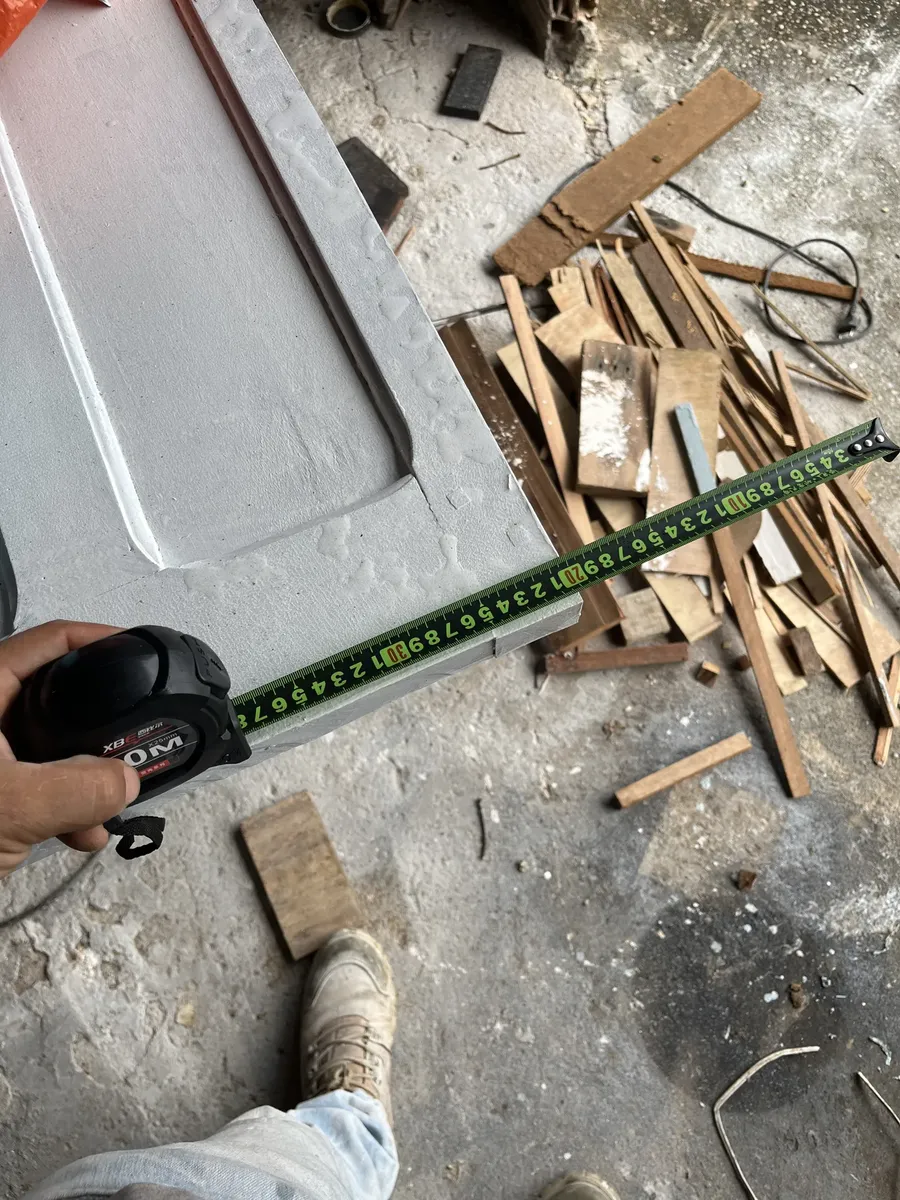 Cliente usando a Trena Carbono em uma obra